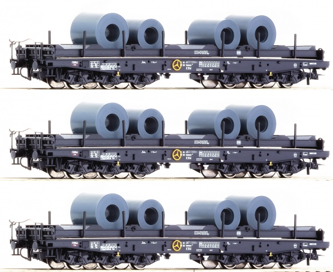 Set of 3 Heavy duty flat cars loaded with steel coils<br /><a href='images/pictures/Roco/Roco-76957.jpg' target='_blank'>Full size image</a>